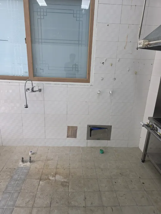 배관 자리만 남은 빈 벽면, 개수대 제작·설치 전 모습