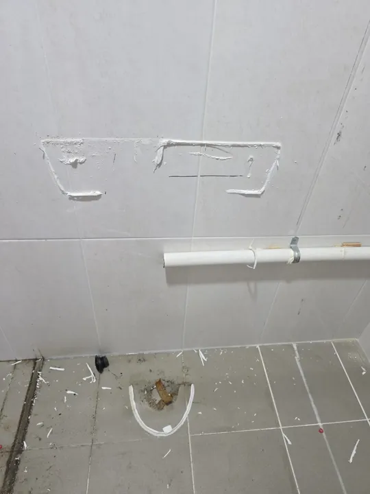 시공 전 벽면에 개수대 위치 브라켓만 표시되어 있는 빈 상태