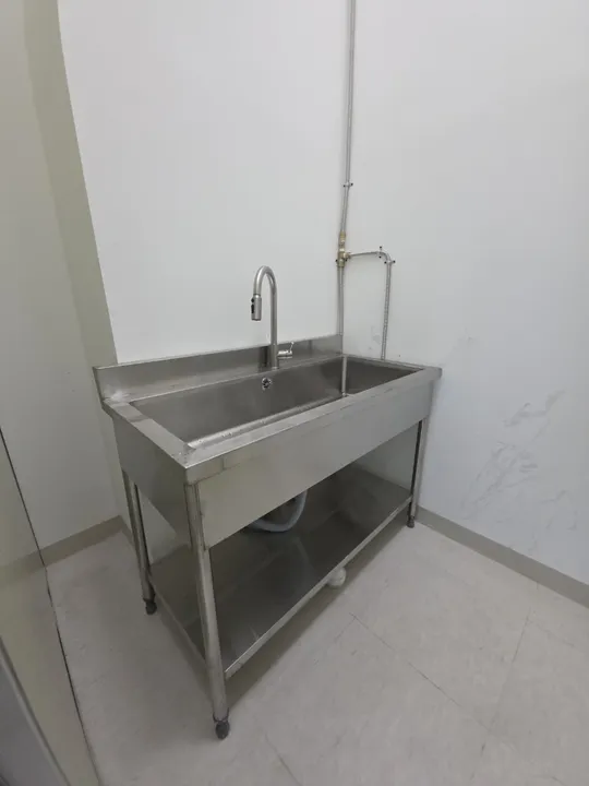 빈 타일룸에 단조 개수대를 새로 신설한 완성 모습