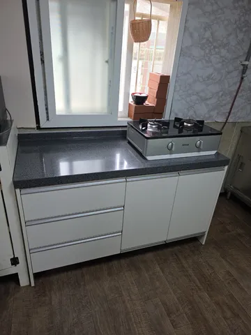 업소용 주방에 맞춤제작된 조리대·가스렌지·수납장 풀세트